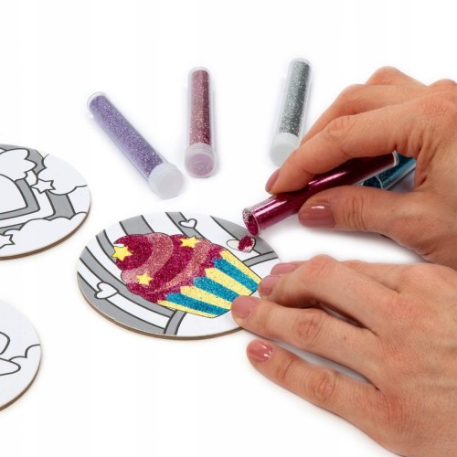 Zestaw-kreatywny-brokatowe-podkladki-BAJKOWY-SWIAT-Kidea-ZKPBSKA-Material-karton-plastik.jpg