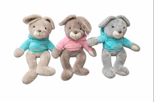 MASKOTKA PLUSZOWY ZAJĄC W BLUZIE 3 KOLORY 30CM Z2654 SUN-DAY