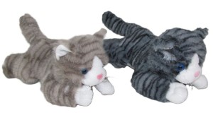 MASKOTKA PLUSZOWY KOT LEŻĄCY 2 KOLORY Z GŁOSEM 30CM K1335 SUN-DAY